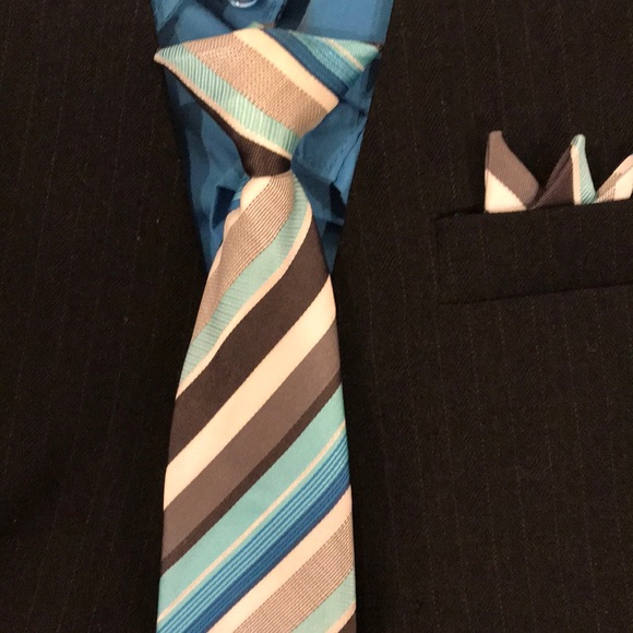 Clip tie and black vest - Picture 2 of 3